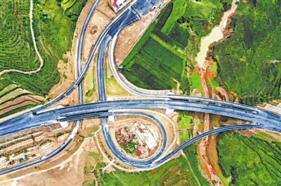 <p>　　道路建設(shè)穿山越嶺。</p>