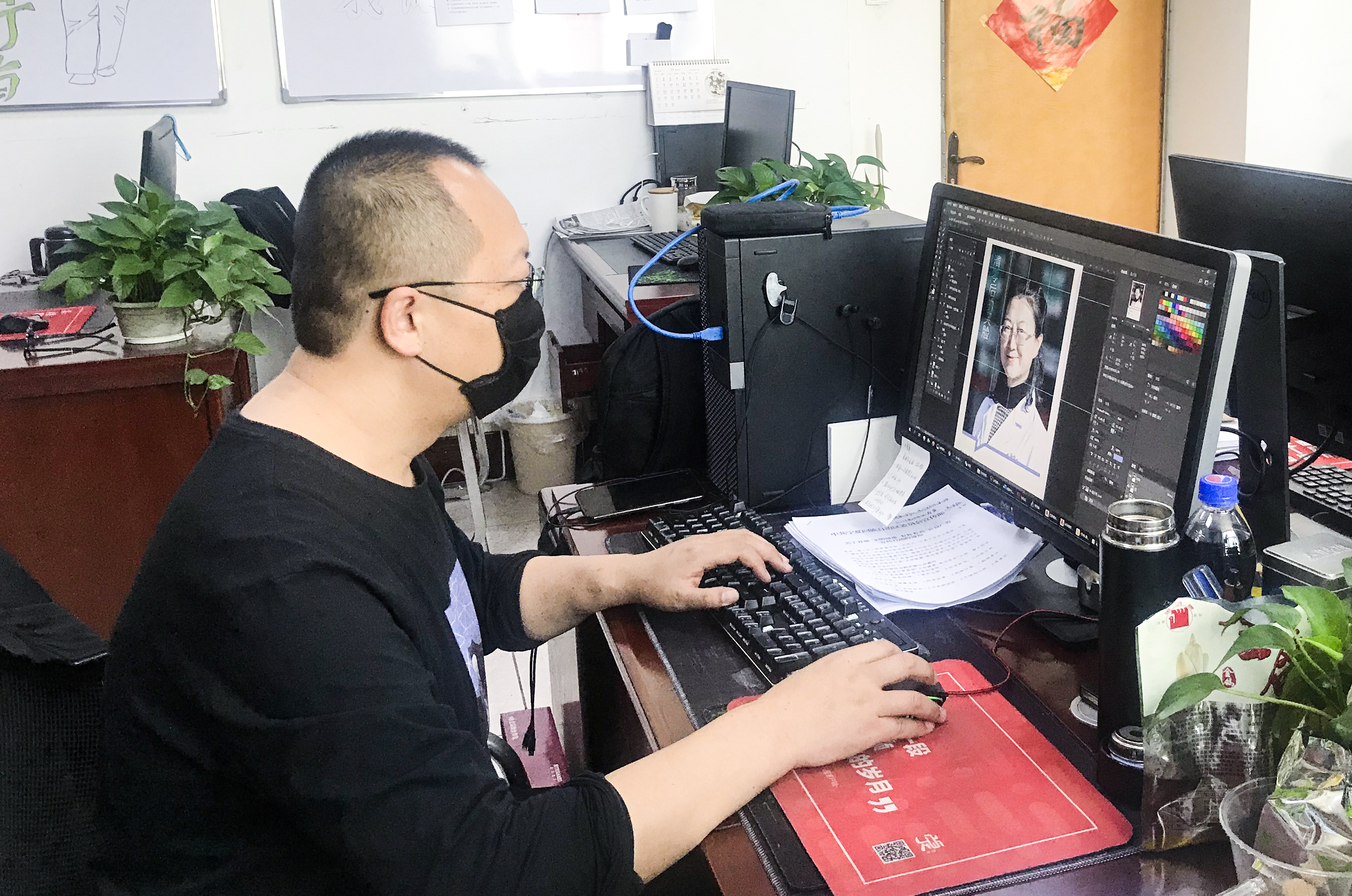 3月16日，寧夏“清零”，當(dāng)天，寧報(bào)集團(tuán)許輝拍攝下自治區(qū)診療專家組專家們最美的微笑，許輝負(fù)責(zé)設(shè)計(jì)制作主題為“清零后的笑臉”的海報(bào)產(chǎn)品。.jpg
