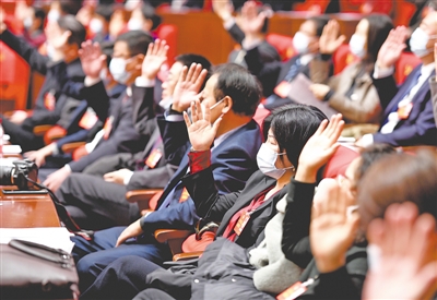 <p>　　自治區(qū)政協(xié)委員表決通過各項決議。</p>
