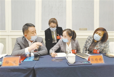 <p>　　來自基層的自治區(qū)人大代表情系民生，認真履職。</p>