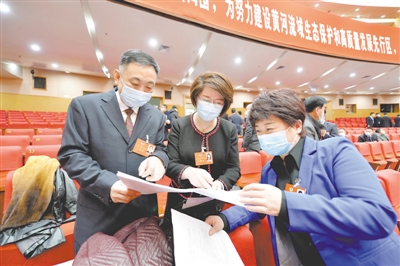 <p>　　自治區(qū)政協(xié)委員就熱點問題交流討論。</p>