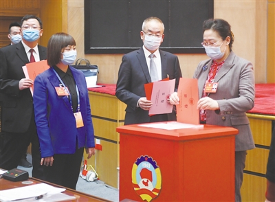 <p>　　自治區(qū)政協(xié)委員投下神圣的一票。</p>