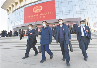 <p>　　自治區(qū)人大代表滿懷憧憬走出會場，踏上新征程。</p>