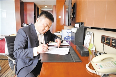 <p>　　政協(xié)委員王寧在住地修改提案?！?lt;/p>