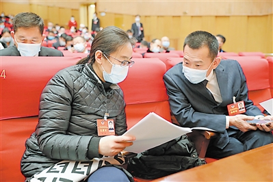 <p>　　政協(xié)委員討論政協(xié)常委會工作報告。</p>