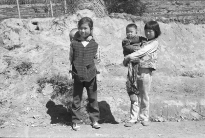 <p>　　姐姐帶弟弟，山區(qū)女娃輟學(xué)現(xiàn)象在過去時有發(fā)生。本報記者　王猛　攝</p>