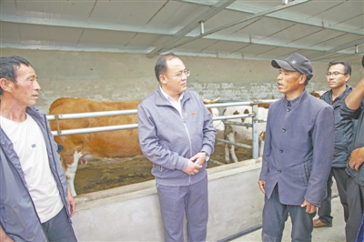 <p>　　去年3月，海原縣扶貧辦工作人員到史店鄉(xiāng)蒼灣村易地扶貧搬遷安置點(diǎn)調(diào)研移民村后續(xù)產(chǎn)業(yè)發(fā)展情況?！　　　　。▓D片由海原縣扶貧辦提供）</p>