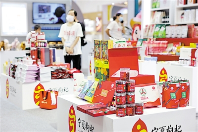 <p>　　第十七屆深圳文博會寧夏展廳內(nèi)展示的各類枸杞產(chǎn)品。</p><p>　　本報記者　黨碩　攝</p>