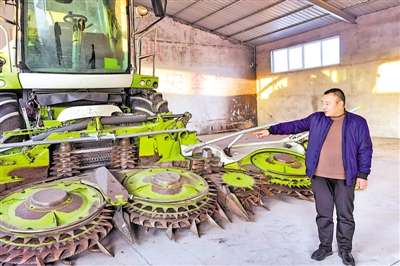 <p>　　呂鳳龍查看農(nóng)機(jī)機(jī)械。</p>