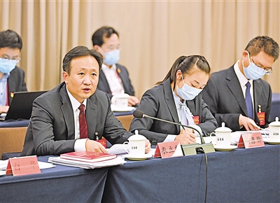 連日來，參加中國共產(chǎn)黨第二十次全國代表大會的寧夏代表認真學(xué)習(xí)討論黨的二十大報告。   本報記者 左鳴遠 攝