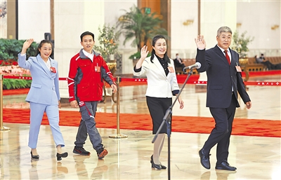 10月22日，楊彥鋒、宋學(xué)文、祁洪芳、李紹杰代表（自左至右）步入黨的二十大“黨代表通道”。新華社發(fā)
