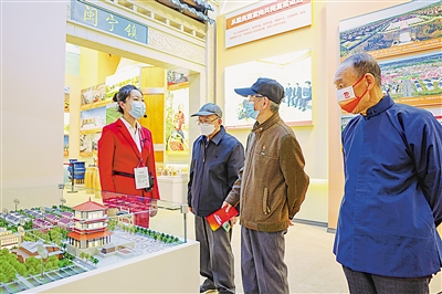     觀眾在寧夏展區(qū)詳細(xì)了解閩寧鎮(zhèn)的發(fā)展歷程。