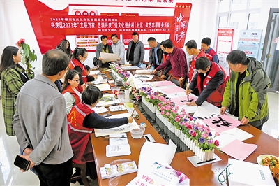 11月21日，文藝文化志愿者們揮筆寫字、潑墨作畫，為促進鄉(xiāng)村文化繁榮助力。當天，銀川市興慶區(qū)文聯(lián)組織部分文藝文化志愿者，走進掌政鎮(zhèn)茂盛村，開展送文化進鄉(xiāng)村志愿服務(wù)活動。本報通訊員 邵軒 攝