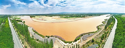 黃色——寧夏作為全國(guó)唯一一個(gè)全境屬于黃河流域的省份，把保障黃河長(zhǎng)治久安作為重中之重，實(shí)施河道和灘區(qū)綜合治理工程，推進(jìn)水資源節(jié)約集約利用，統(tǒng)籌推進(jìn)生態(tài)保護(hù)修復(fù)和環(huán)境治理，努力建設(shè)黃河流域生態(tài)保護(hù)和高質(zhì)量發(fā)展先行區(qū)。 本報(bào)記者 王猛 攝