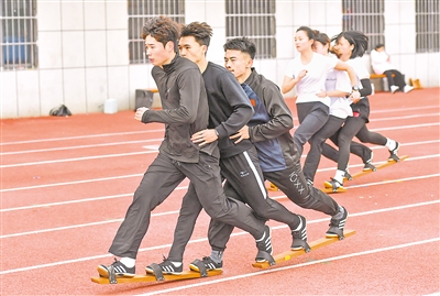     參加板鞋競(jìng)速的6名運(yùn)動(dòng)員在訓(xùn)練。